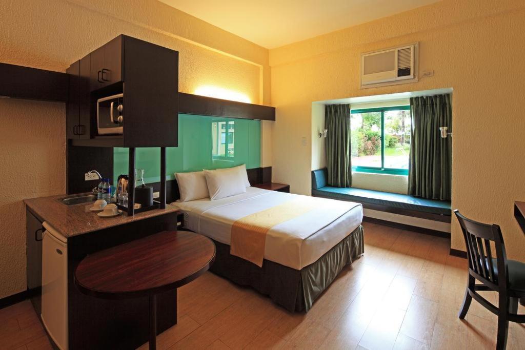 Microtel By Wyndham Cabanatuan Exterior photo