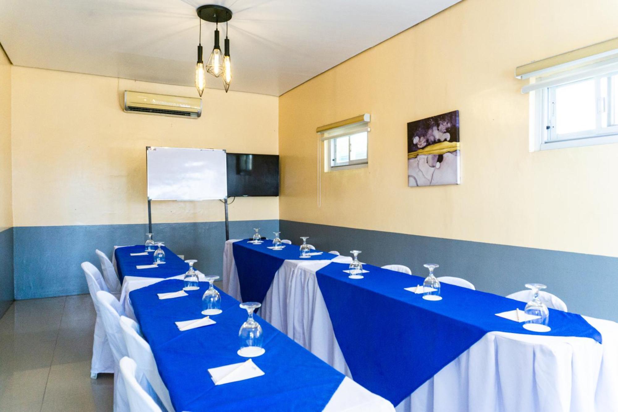 Microtel By Wyndham Cabanatuan Exterior photo