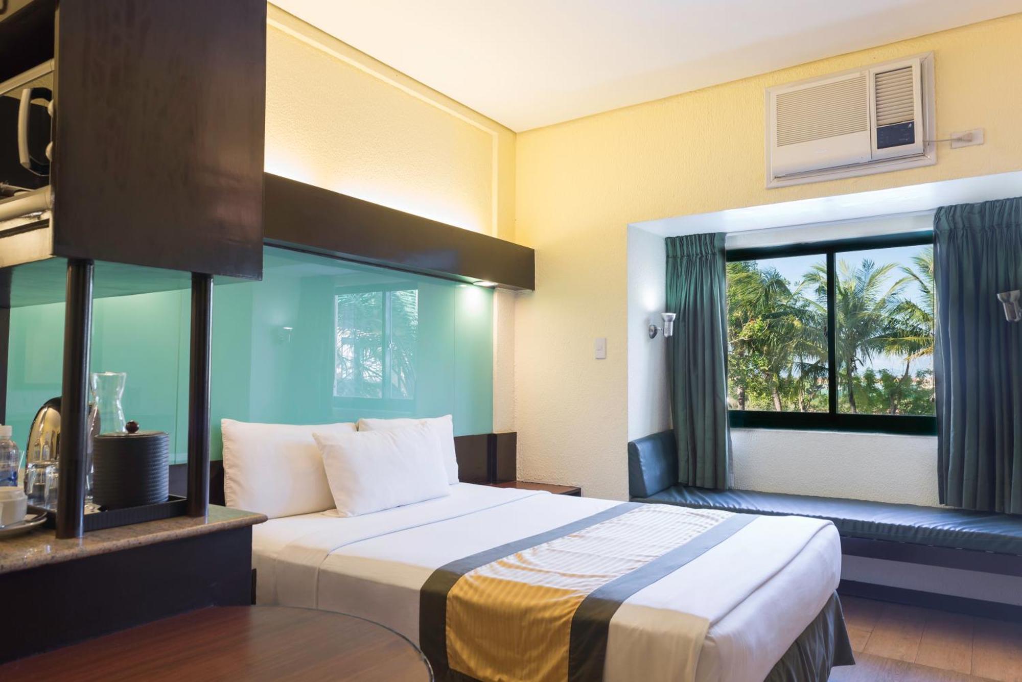 Microtel By Wyndham Cabanatuan Exterior photo